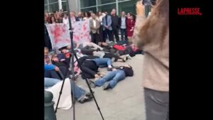 Bruxelles, flash mob M5S al Pe con kefiah insanguinate “contro genocidio Israele”