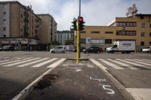 Milano, 21enne cade e muore durante inseguimento