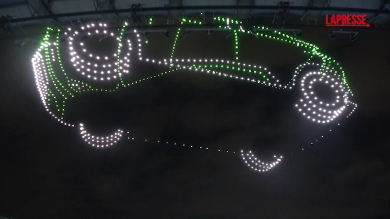 roma droni illuminano il cielo per il lancio della nuova elettrica byd dolphin surf
