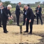 Mattarella si improvvisa giardiniere: annaffia una piantina a Castelporziano