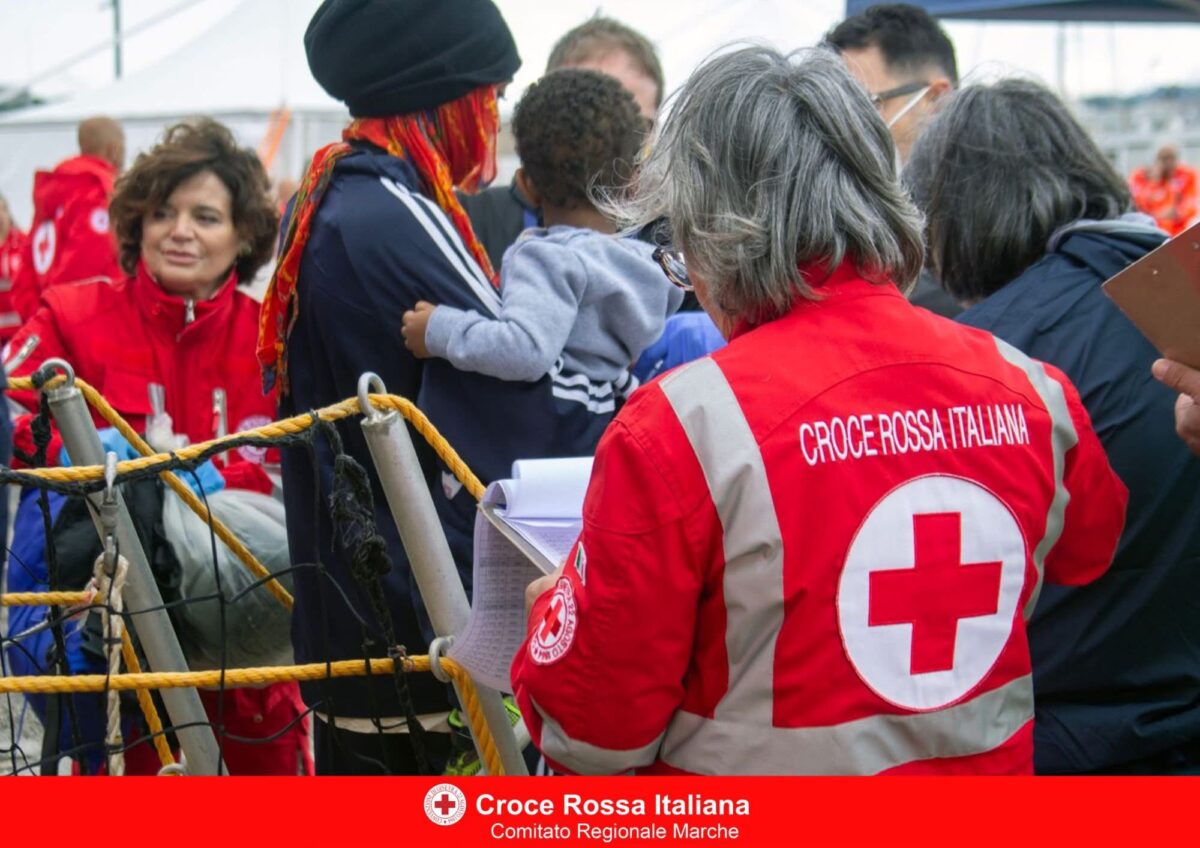 Marche, sbarcata Ocean Viking ad Ancona con 95 minori