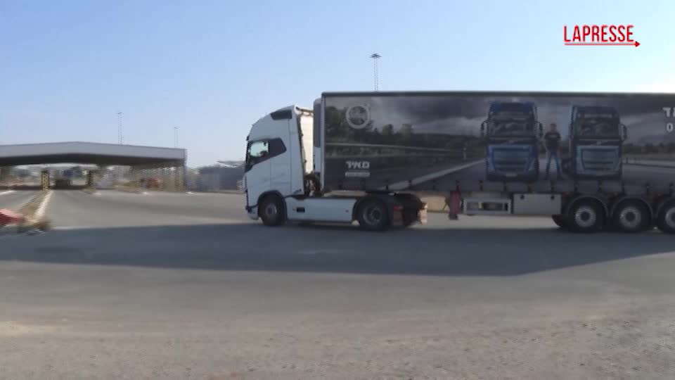 Gaza, camion con aiuti entrano dal valico di Kerem Shalom Gaza, camion con aiuti entrano dal valico di Kerem Shalom
