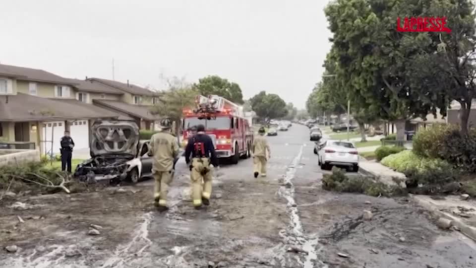 usa aereo si schianta a san diego sventrata una casa