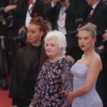 Cannes 2025, Scarlett Johansson sul red carpet per il suo debutto alla regia