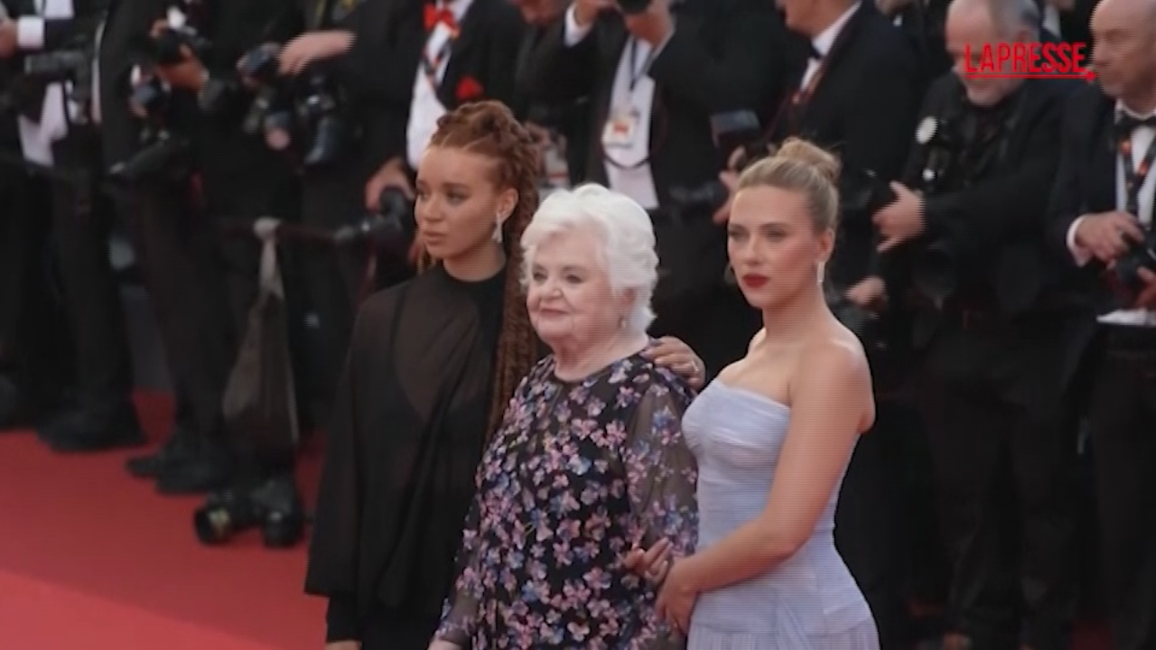 Cannes 2025, Scarlett Johansson sul red carpet per il suo debutto alla regia Cannes 2025, Scarlett Johansson sul red carpet per il suo debutto alla regia