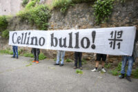 Tifosi del Brescia espongono striscioni contro il presidente Cellino