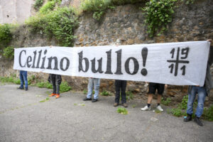 Tifosi del Brescia espongono striscioni contro il presidente Cellino