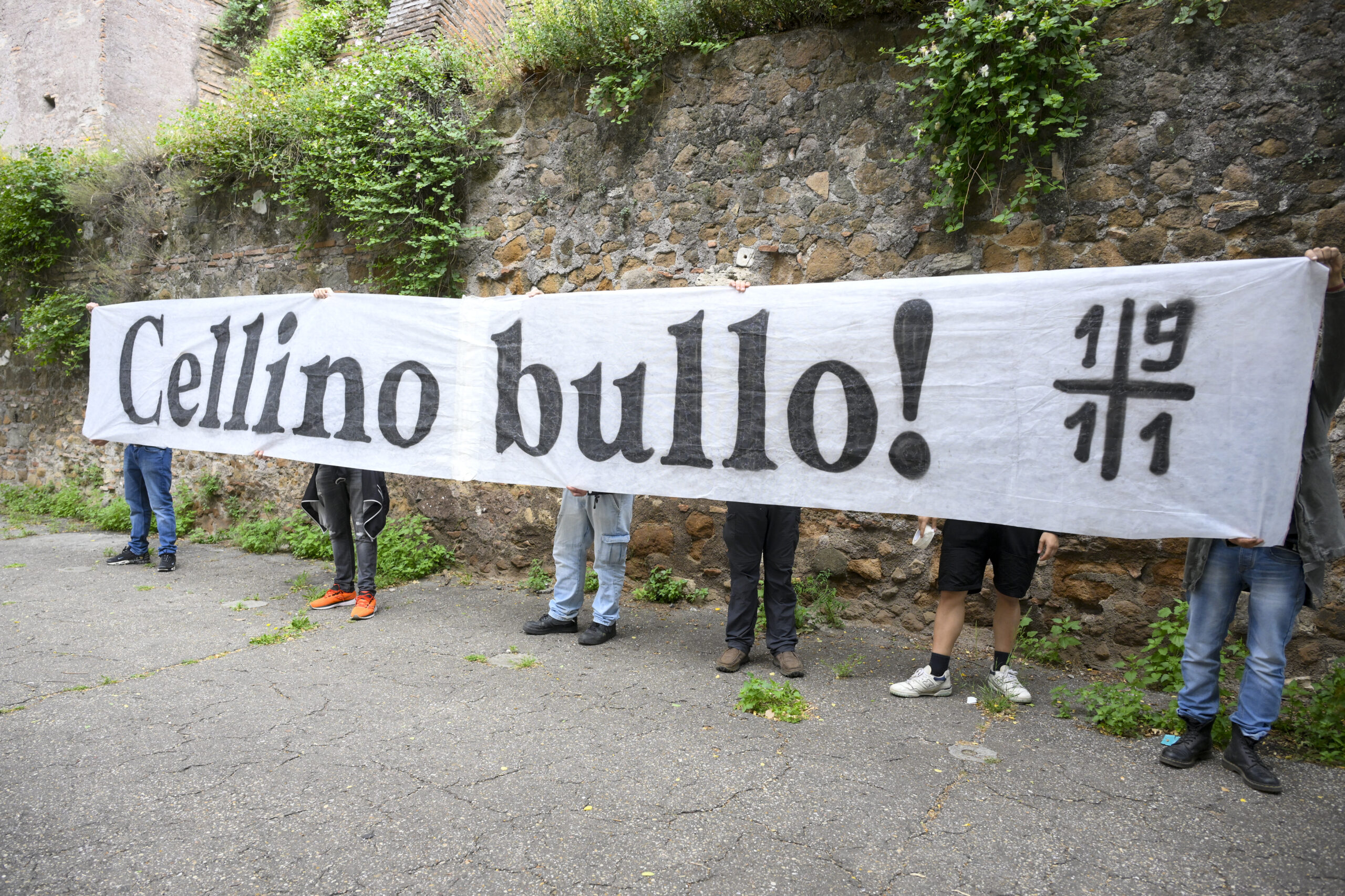 Tifosi del Brescia espongono striscioni contro il presidente Cellino