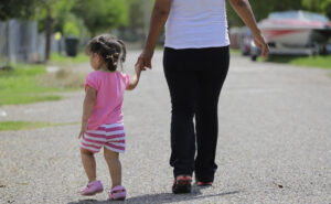 Una donna con una bambina. La Consulta ha stabilito che non è irragionevole vietare alle donne single di accedere alla procreazione assistita