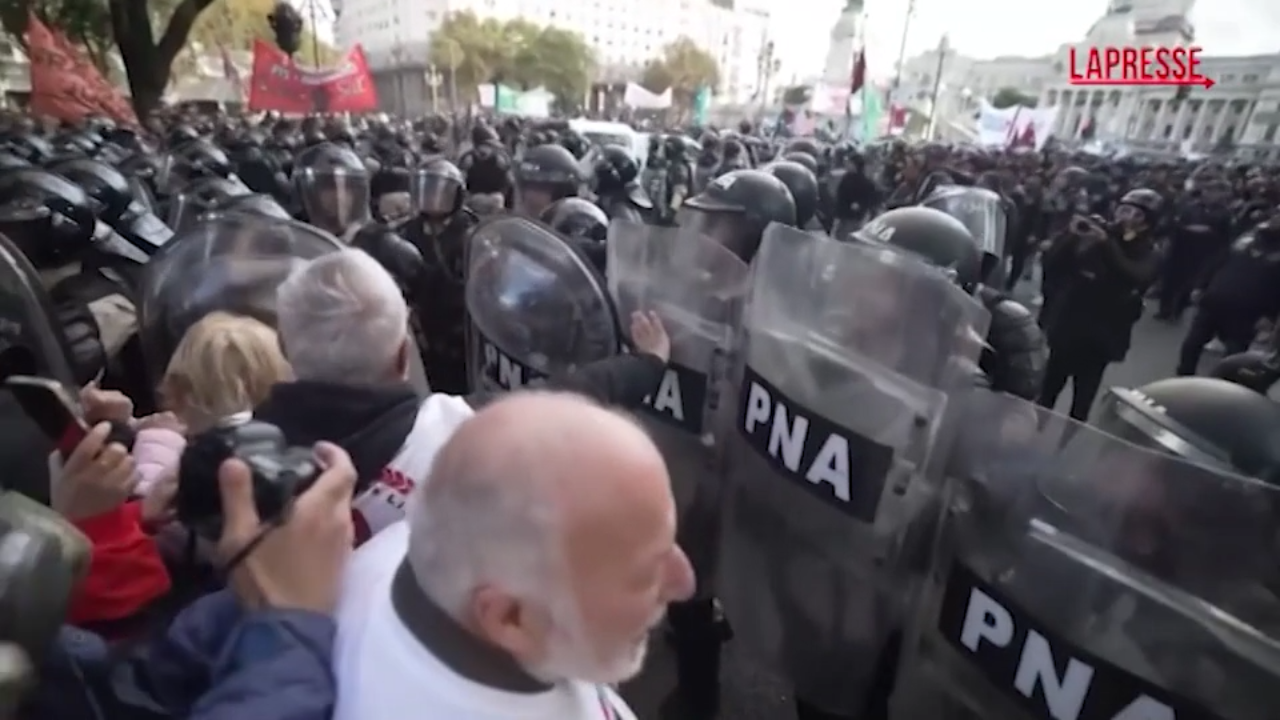 argentina scontri con la polizia alla manifestazione dei pensionati