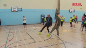 Regno Unito, principe William gioca a calcio a Edimburgo: le immagini