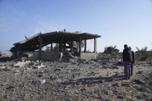Una casa distrutta dai raid di Israele a Deir al-Balah nella Striscia di Gaza