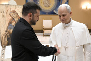 Papa Leone XIV e il presidente dell'Ucraina Volodymyr Zelensky si stringono la mano