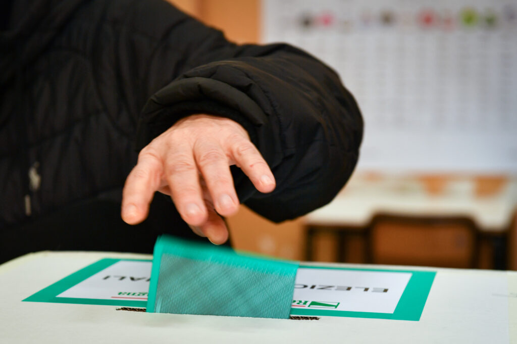 Elezioni amministrative 2025, seggi aperti fino alle 23: si vota in 126 Comuni Elezioni amministrative 2025, seggi aperti fino alle 23: si vota in 126 Comuni
