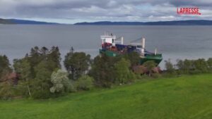 Norvegia, portacontainer si incaglia in un fiordo a pochi metri da una casa