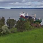 Norvegia, portacontainer si incaglia a pochi metri da una casa