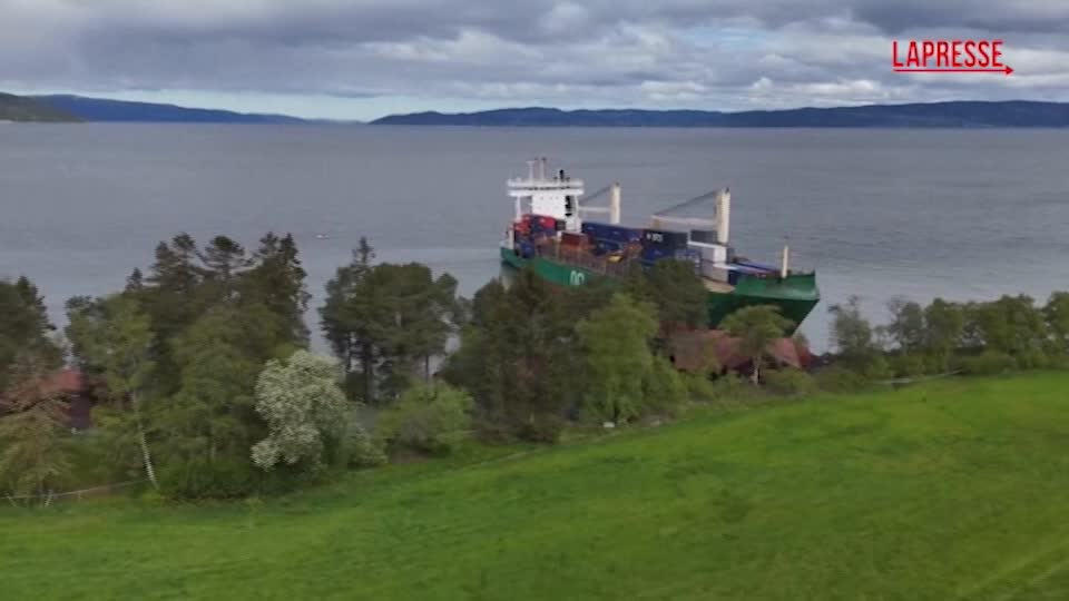 Norvegia, portacontainer si incaglia a pochi metri da una casa Norvegia, portacontainer si incaglia a pochi metri da una casa