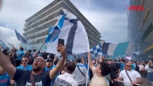 Napoli, tifosi fanno festa prima di entrare al Maradona per il match scudetto