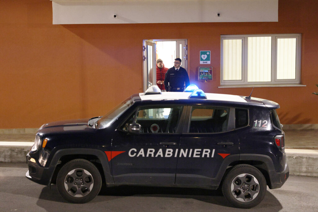 Palermo, droga e telefoni in carcere con complicità agenti: 12 arresti Palermo, droga e telefoni in carcere con complicità agenti: 12 arresti