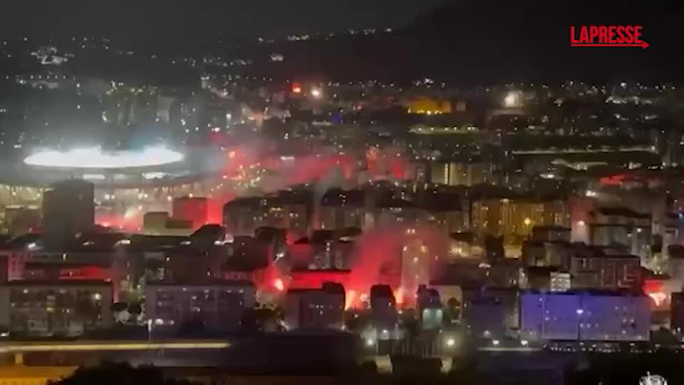 napoli la vista dall alto dei festeggiamenti al gol di mctominay