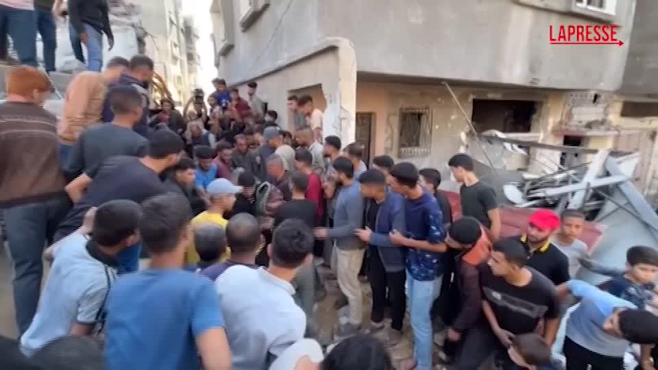 Gaza, si scava tra le macerie dopo raid Idf a Jabaliya: 9 morti Gaza, si scava tra le macerie dopo raid Idf a Jabaliya: 9 morti