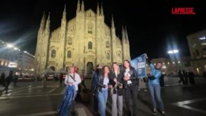 Scudetto Napoli, tifosi in festa in piazza Duomo a Milano