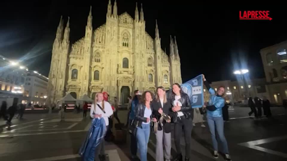 Scudetto Napoli, tifosi in festa in piazza Duomo a Milano Scudetto Napoli, tifosi in festa in piazza Duomo a Milano