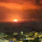 Gaza, esplosioni nel cielo notturno: le immagini degli attacchi d’Israele