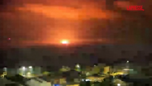 Gaza, esplosioni nel cielo notturno: le immagini degli attacchi d’Israele