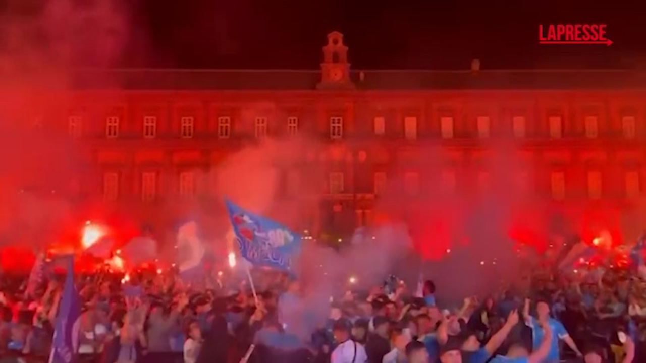 napoli tifosi in piazza del plebiscito esplodono di gioia al gol di mctominay