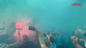 Napoli, il pullman della squadra arriva al Maradona accolto da cori e fumogeni