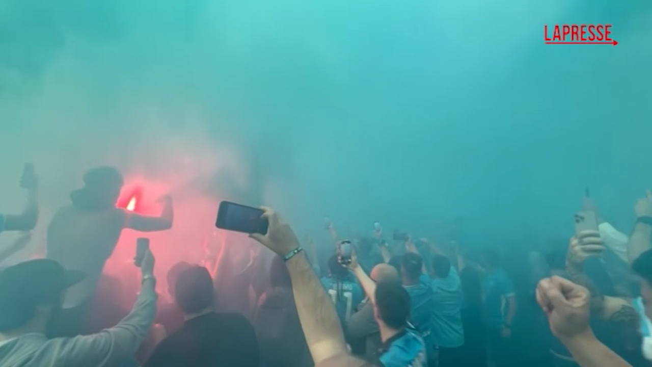 napoli il pullman della squadra arriva al maradona accolto da cori e fumogeni da Lapresse.it napoli il pullman della squadra arriva al maradona accolto da cori e fumogeni