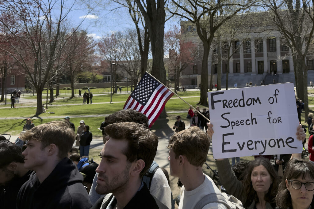 stop studenti stranieri ad harvard noem regolatevi perché stiamo arrivando è un avvertimento