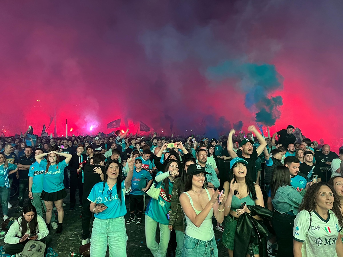 Scudetto Napoli, la città in festa dopo il nuovo ‘miracolo’ di Conte: per l’Inter vittoria inutile Scudetto Napoli, la città in festa dopo il nuovo ‘miracolo’ di Conte: per l’Inter vittoria inutile