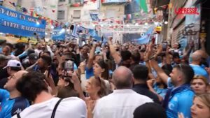 Napoli, al murale di Maradona è già delirio dei tifosi