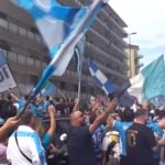 Napoli, i tifosi invadono le strade della città in vista della sfida scudetto