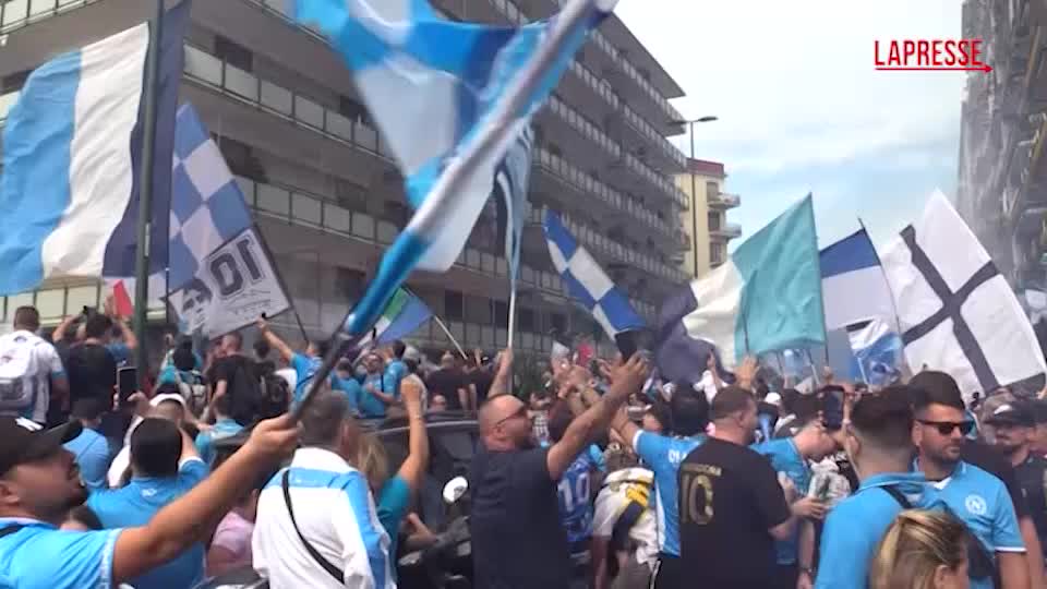 napoli i tifosi invadono le strade della città in vista della sfida scudetto