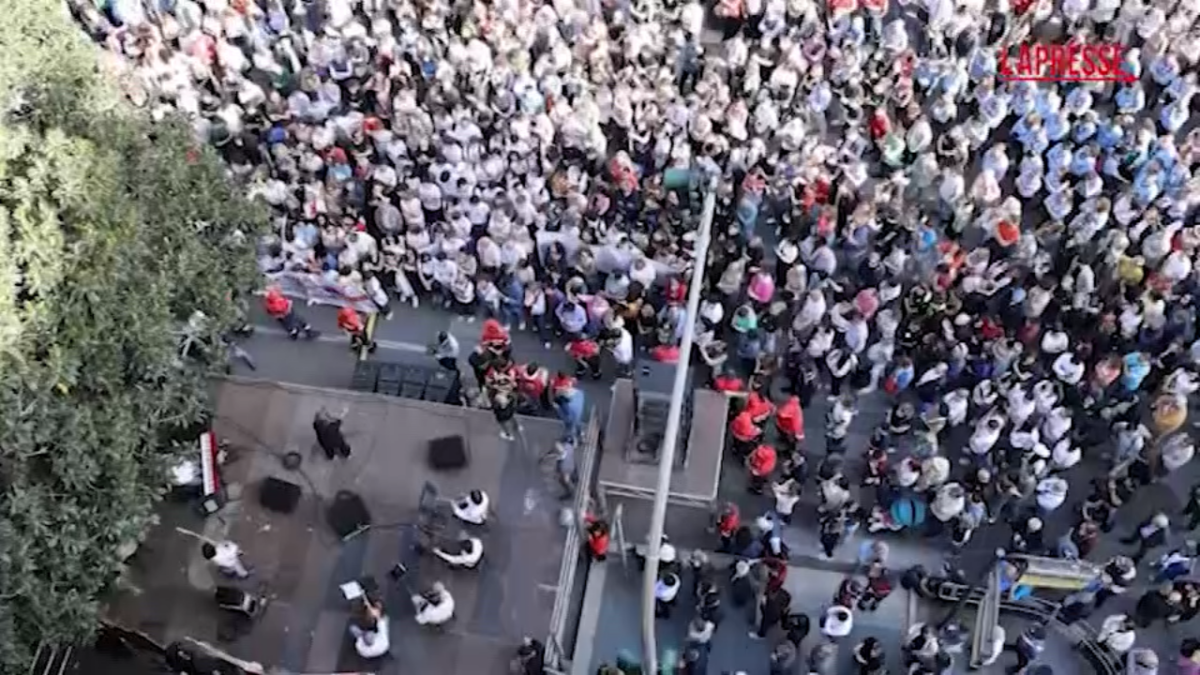 Strage Capaci, centinaia di persone all’albero di Falcone: osservato un minuto di silenzio