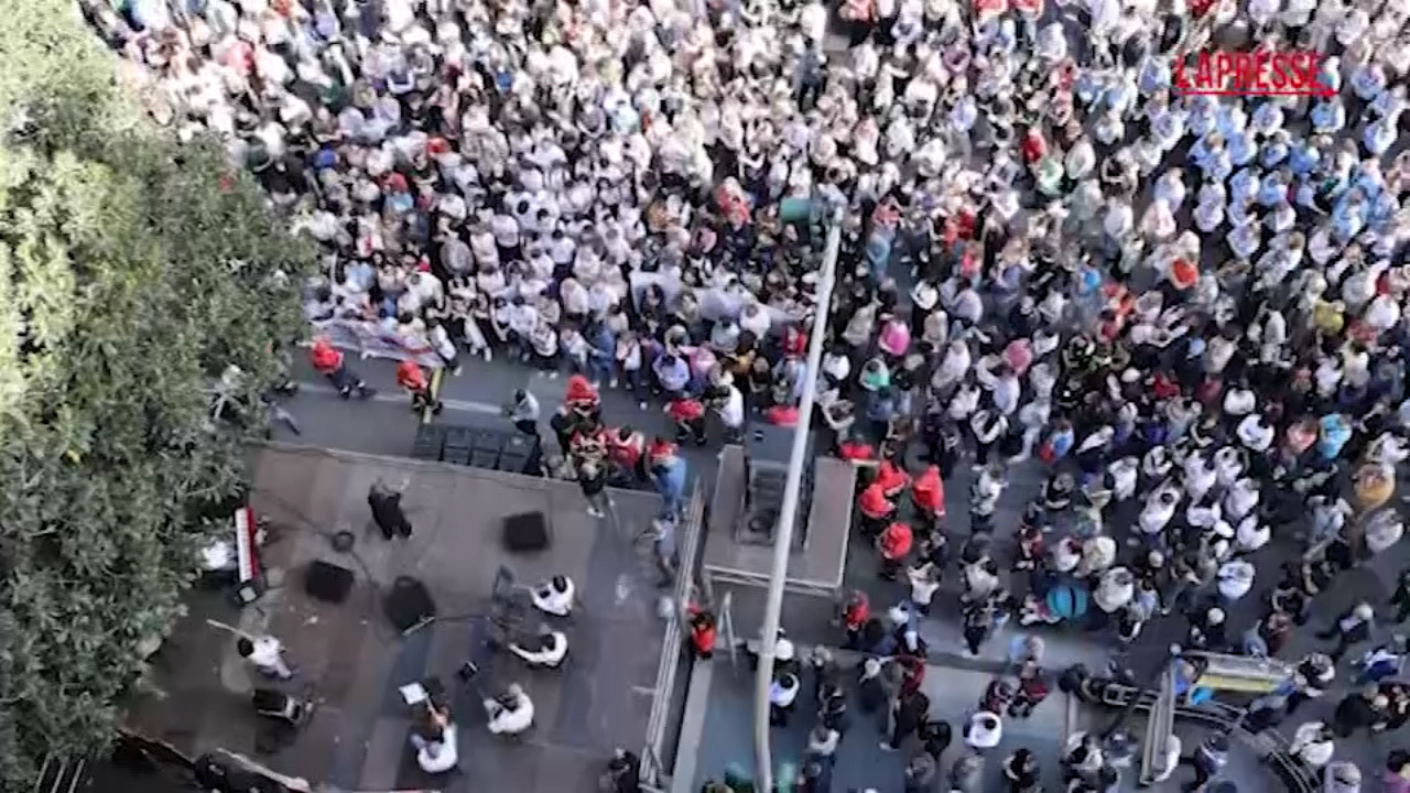 Strage Capaci, centinaia di persone all’albero di Falcone: osservato un minuto di silenzio Strage Capaci, centinaia di persone all’albero di Falcone: osservato un minuto di silenzio