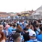 Napoli, centro invaso dai tifosi tra cori, striscioni e fumogeni
