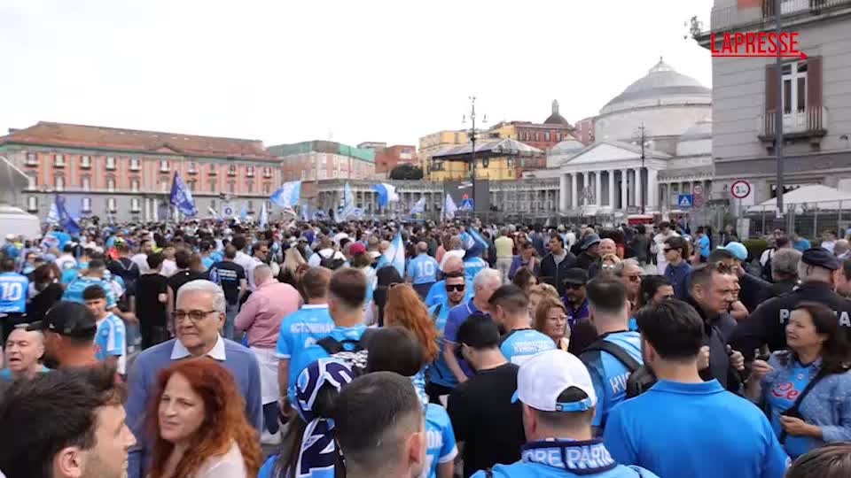 napoli centro invaso dai tifosi tra cori striscioni e fumogeni