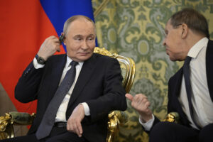 Sergey Lavrov e Vladimir Putin, ministro degli Esteri e presidente della Russia: hanno affermato che è "irrealistico" tenere negoziati di pace con l'Ucraina in Vaticano