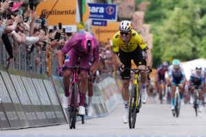 Mads Pedersen e Wout Van Aert nella 13esima tappa del Giro d'Italia 2025