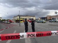 Polizia ad Amburgo sulla scena dell'attacco con coltello in stazione in cui almeno 12 persone sono rimaste ferite