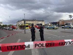 Polizia ad Amburgo sulla scena dell'attacco con coltello in stazione in cui almeno 12 persone sono rimaste ferite