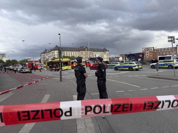 Polizia ad Amburgo sulla scena dell'attacco con coltello in stazione in cui almeno 12 persone sono rimaste ferite