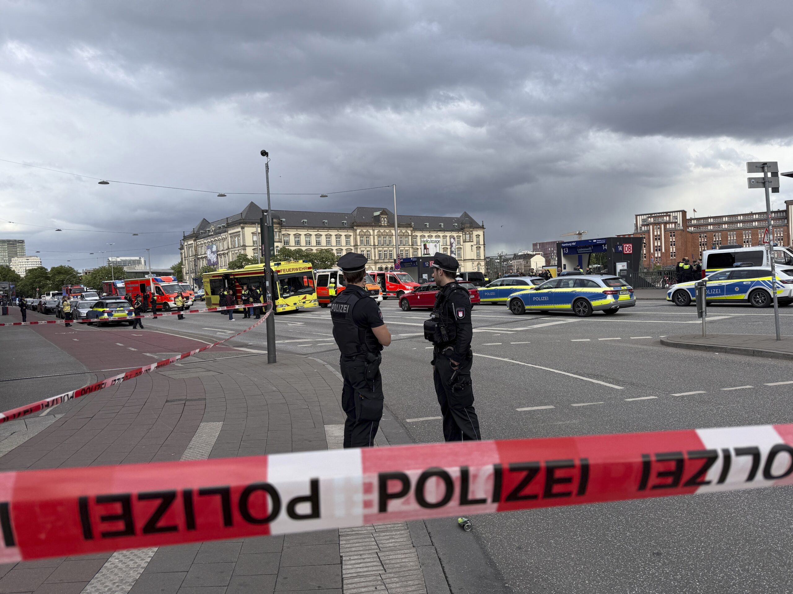 Amburgo, attacco con coltello in stazione: diversi feriti