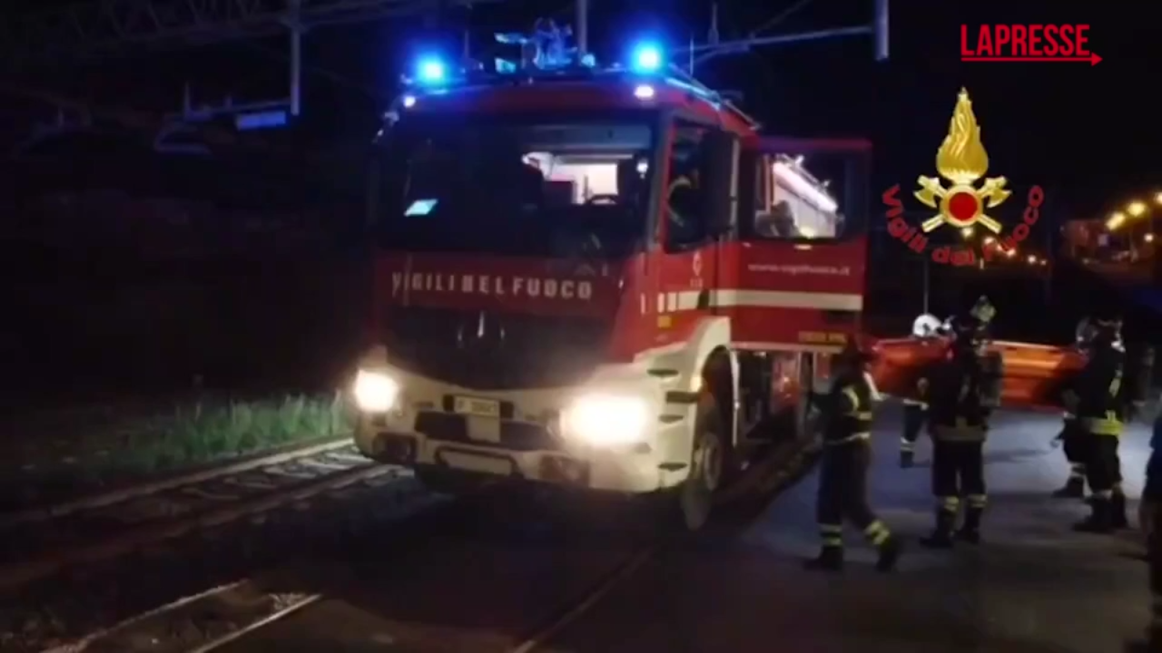 salerno simulato incidente ferroviario vigili del fuoco usano mezzo bimodale