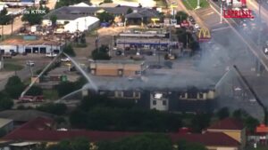 Houston, grosso incendio in un hotel abbandonato: crollati due piani