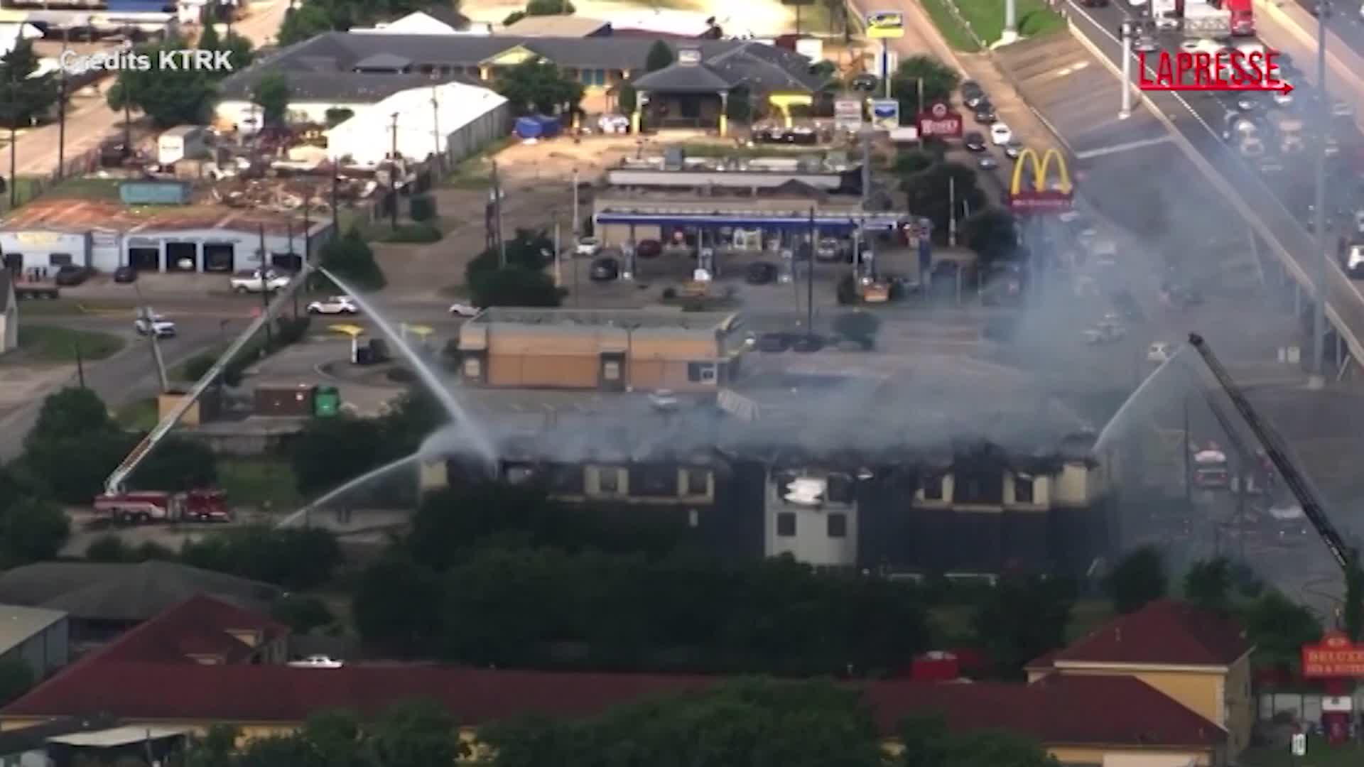 Houston, grosso incendio in un hotel abbandonato: crollati due piani Houston, grosso incendio in un hotel abbandonato: crollati due piani